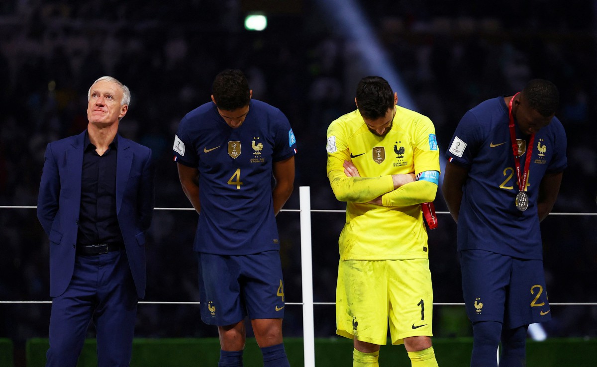 Raphael Varane, Hugo Lloris, Ibrahima Konate dan Deschamps tidak dapat menerima kekalahan mereka di final Piala Dunia. -FOTO Reuters