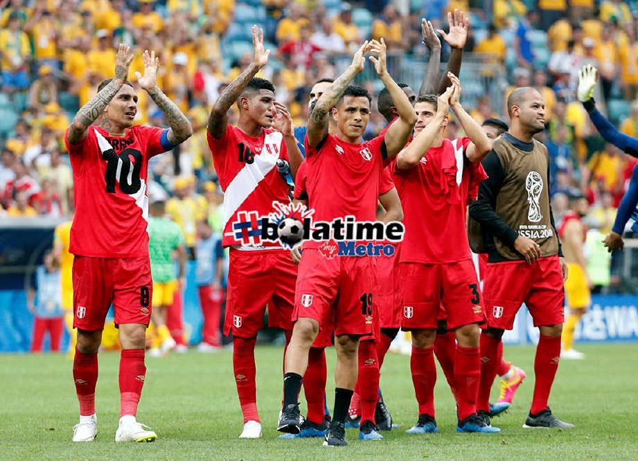 PEMAIN Peru memberi tepukan kepada penyokong setia selepas berakhir aksi Piala Dunia menentang Australia di Stadium Fisht, malam tadi. Peru menang 2-0 tetapi gagal mara ke pusingan kalah mati. FOTO Reuters