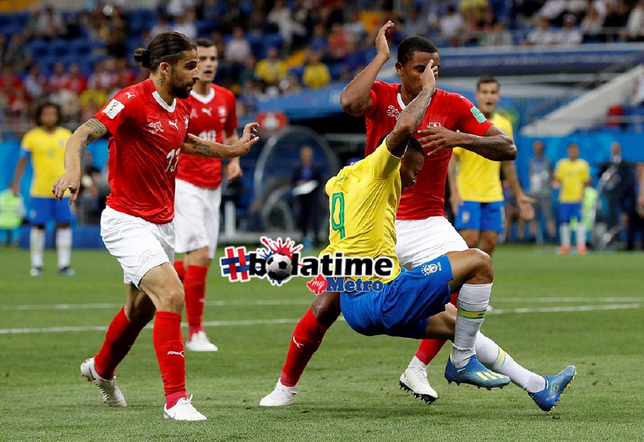 PENYERANG Brazil, Gabriel Jesus (dua dari kanan) dijatuhkan pemain Switzerland pada aksi Kumpulan E, Piala Dunia 2018. FOTO Reuters