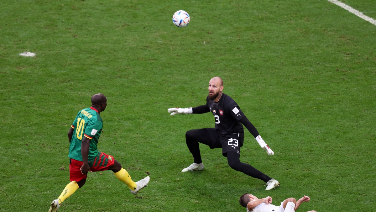 ABOUBAKAR (kiri) menyungkit bola melepasi penjaga gol Serbia untuk menjaringkan gol kedua Cameroon. FOTO Reuters 