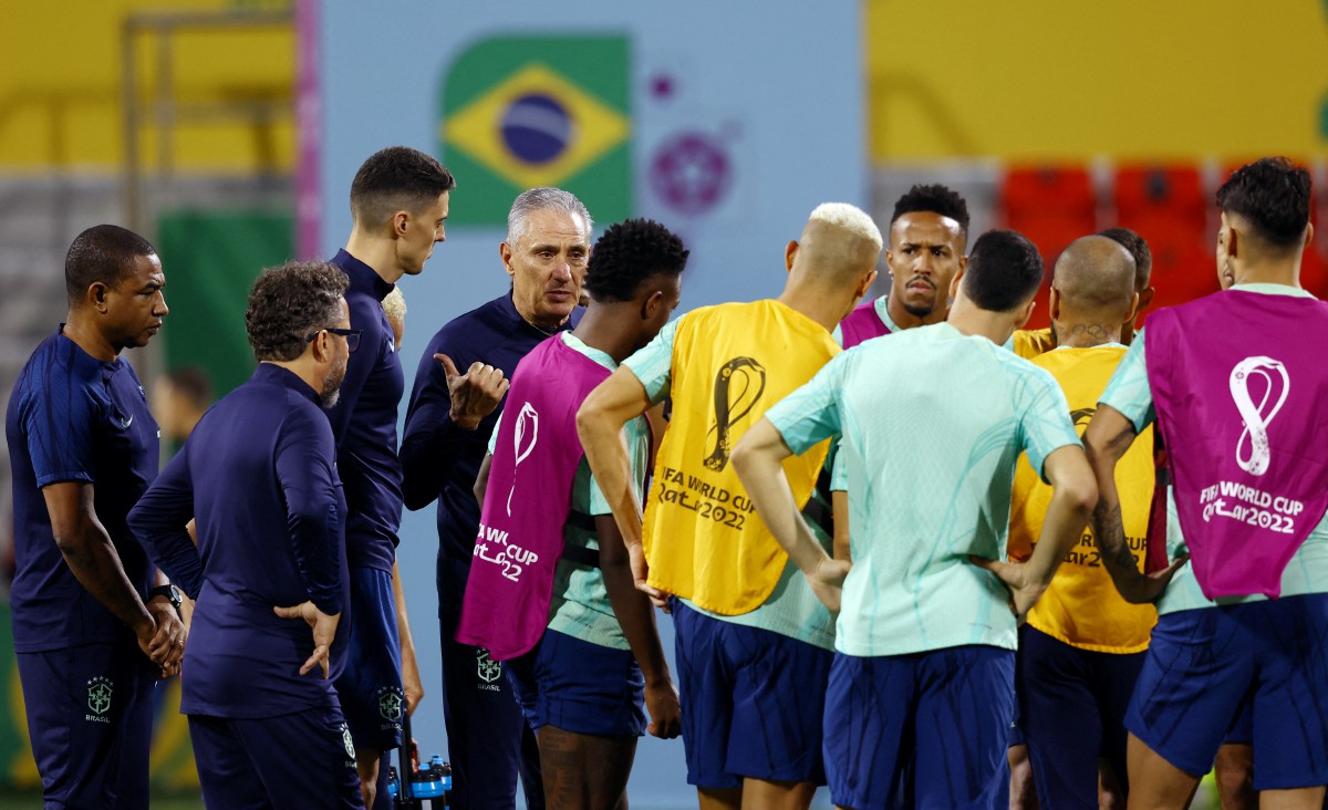 Jurulatih Brazil, Tite (empat dari kiri) memberi arahan kepada pemain ketika sesi latihan. FOTO Reuters