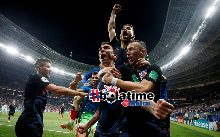 PEMAIN Croatia, Mario Mandzukic (tengah) dikerumuni rakan sepasukan selepas meledak gol kemenangan pasukan pada masa tambahan di Stadium Luzhniki, awal pagi tadi. FOTO Reuters