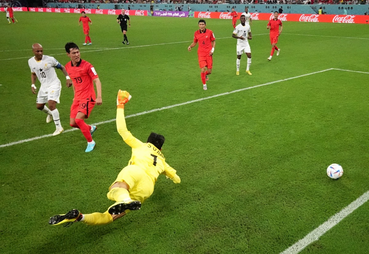 Pemain Ghana, Mohammed Kudus menjaringkan gol ketiga mengatasi penjaga gol Korea Selatan, Kim Seung-gyu. FOTO Reuters