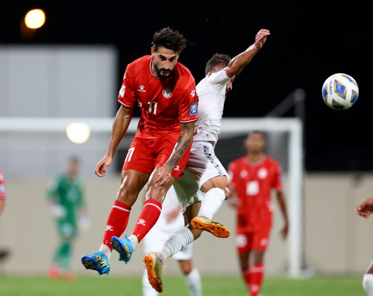 PENYERANG Lebanon, Karim Darwiche menanduk bola ke gawang Palestin. -FOTO Reuters