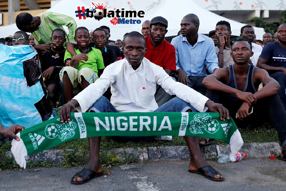 PEMINAT bola sepak Nigeria suram selepas tewas kepada Argentina. FOTO/AFP 