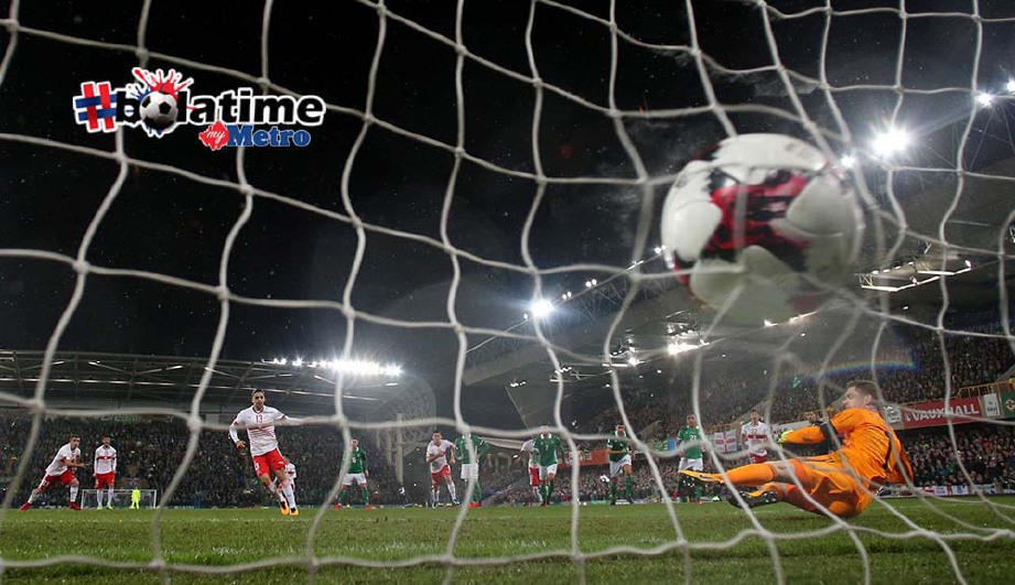 PEMAIN Switzerland, Ricardo Rodriguez (tiga dari kiri) menjaringkan gol tunggal sebelum aksi timbal balik.  FOTO/AFP 