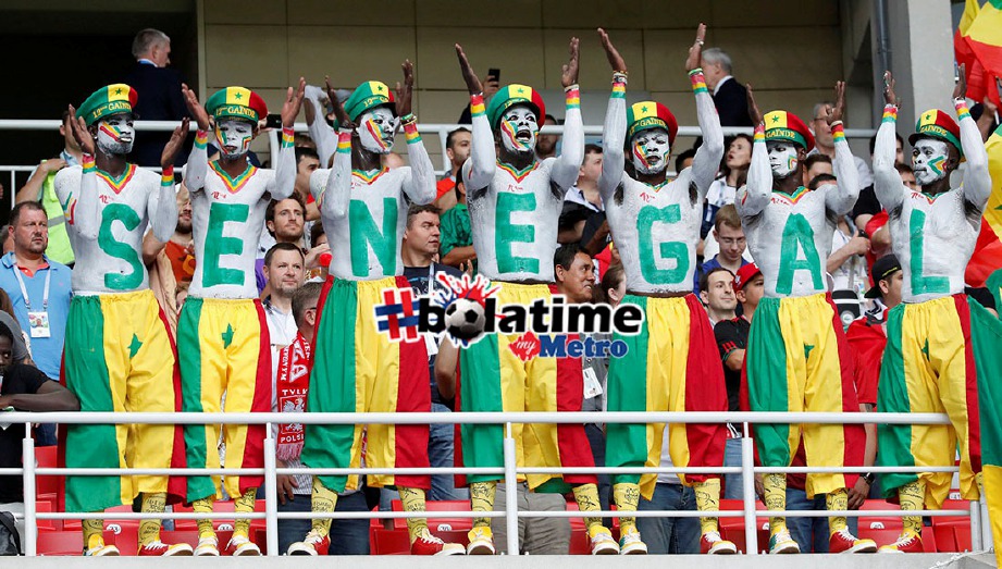 GELAGAT penyokong setia Senegal yang hadir di Stadium Spartak ketika aksi Piala Dunia Kumpulan H antara Senegal dan Poland, kelmarin. FOTO Reuters