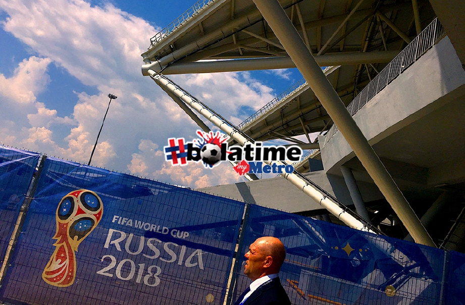 PENGAWAL keselamatan melintasi kain rentang FIFA Piala Dunia di Stadium Samara Arena. FOTO Reuters