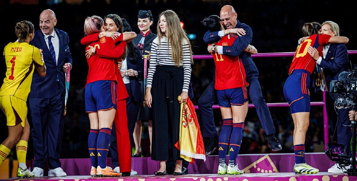 INSIDEN cium yang berlaku ketika majlis penyampaian trofi dan pingat Piala Dunia Wanita baru-baru ini. FOTO Reuters