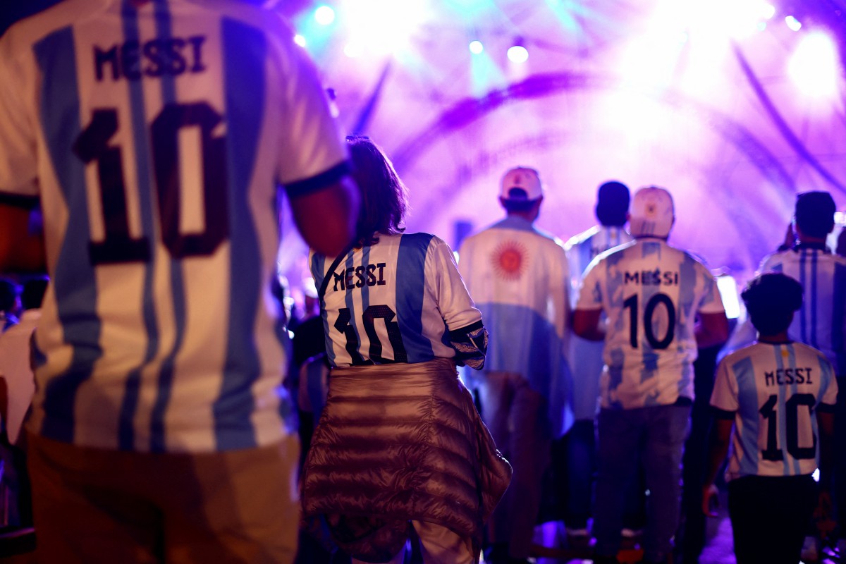 Penyokong Argentina yang memakai jersi tertera nama dan nombor Loinel Messi berada di Doha. FOTO Reuters
