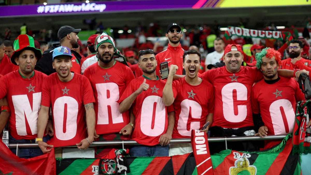 PENYOKONG Maghribi bersemangat pada aksi suku akhir menentang Portugal di Piala Dunia Qatar 2022, tahun lalu. FOTO FAIL REUTERS 