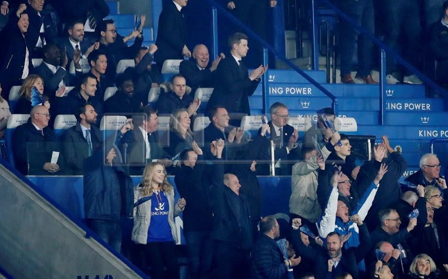 Pengurus baru Leicester City Brendan Rodgers bersama pegawai Leicester menyaksikan perlawanan.