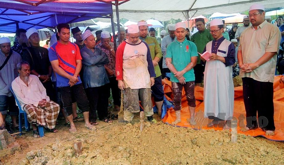 ABU Bakar (duduk kiri) ketika hadir ke pengebumian Sodiq di Tanah Perkuburan Islam Taman Purnama di Simpang Renggam, hari ini. FOTO Adnan Ibrahim.