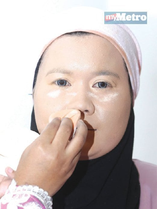 2. BEDAK asas bentuk cecair mengikut warna kulit disapu di seluruh wajah bagi merata dan menutup segala cela.