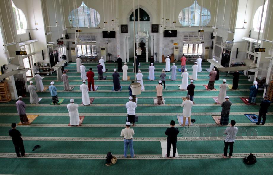 SOLAT Jumaat di Masjid Sultan Muhammad II di Telipot, Kelantan, semalam. Nik Abdullah Nik Omar. 