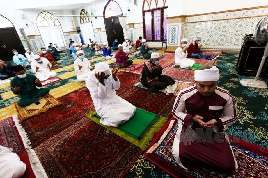 KERAJAAN negeri Melaka membenarkan solat Jumaat dan fardu berjemaah di masjid dan surau dengan bilangan jemaah kurang 40 peratus daripada had kemampuan sebenar. 