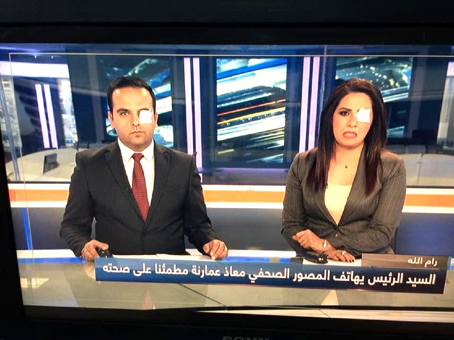 PEMBACA berita stesen televisyen Palestin menutup sebelah mata sebagai tanda solidariti terhadap Muath. FOTO Agensi