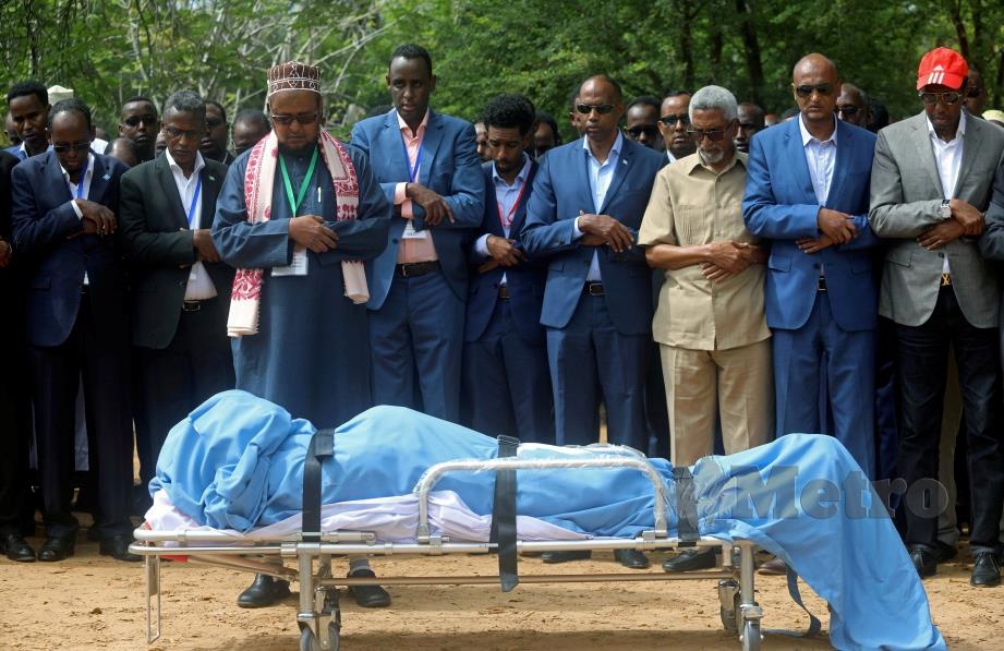  JENAZAH Abdirahman disolatkan selepas beliau meninggal dunia dibom.