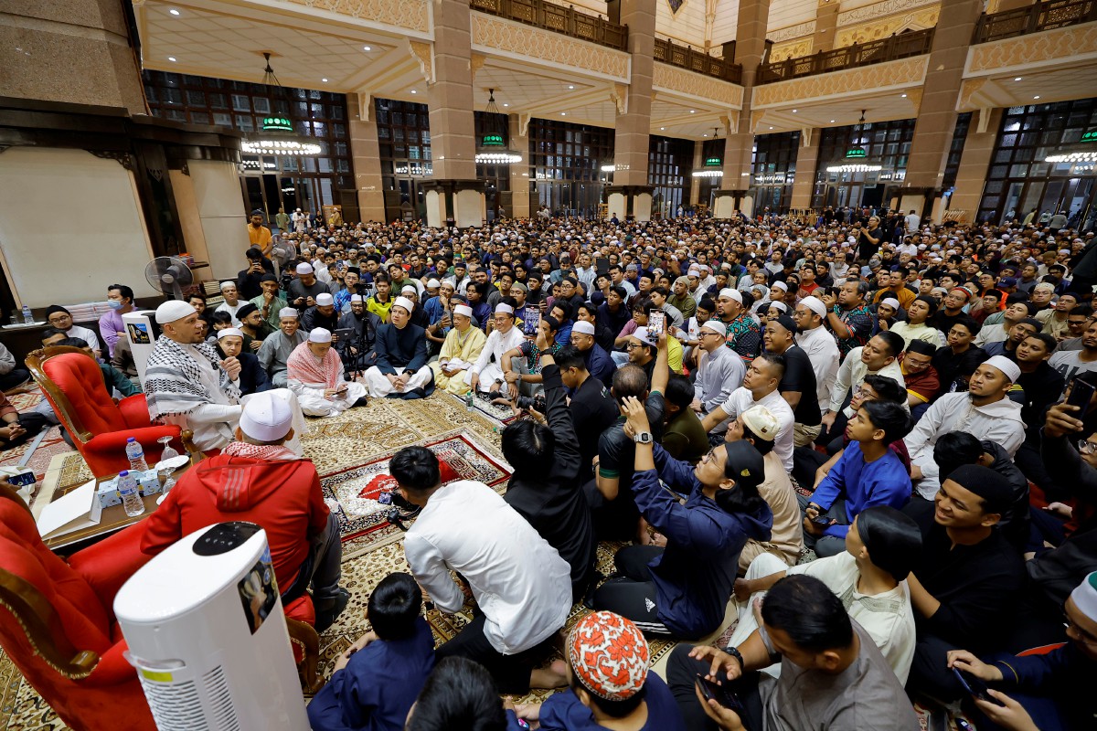 Williams ketika sesi berkongsian bersama orang ramai menerusi program #GengSubuhMacamJumaat di Masjid Putra, Putrajaya. FOTO Bernama 
