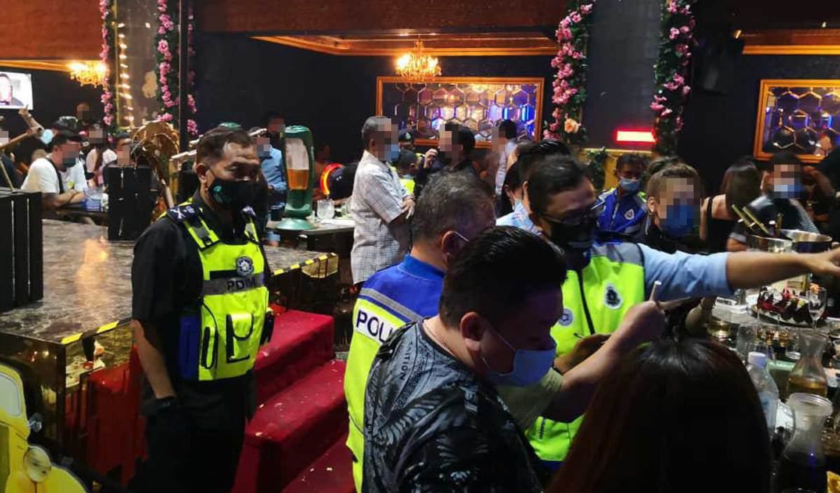 SERAMAI 135 pengunjung termasuk pemilik sebuah pusat hiburan di Kuala Lumpur dikompaun sehingga RM715,000 kerana ingkar SOP PKPB dalam Operasi Khas Pematuhan, semalam. FOTO Ihsan PDRM
