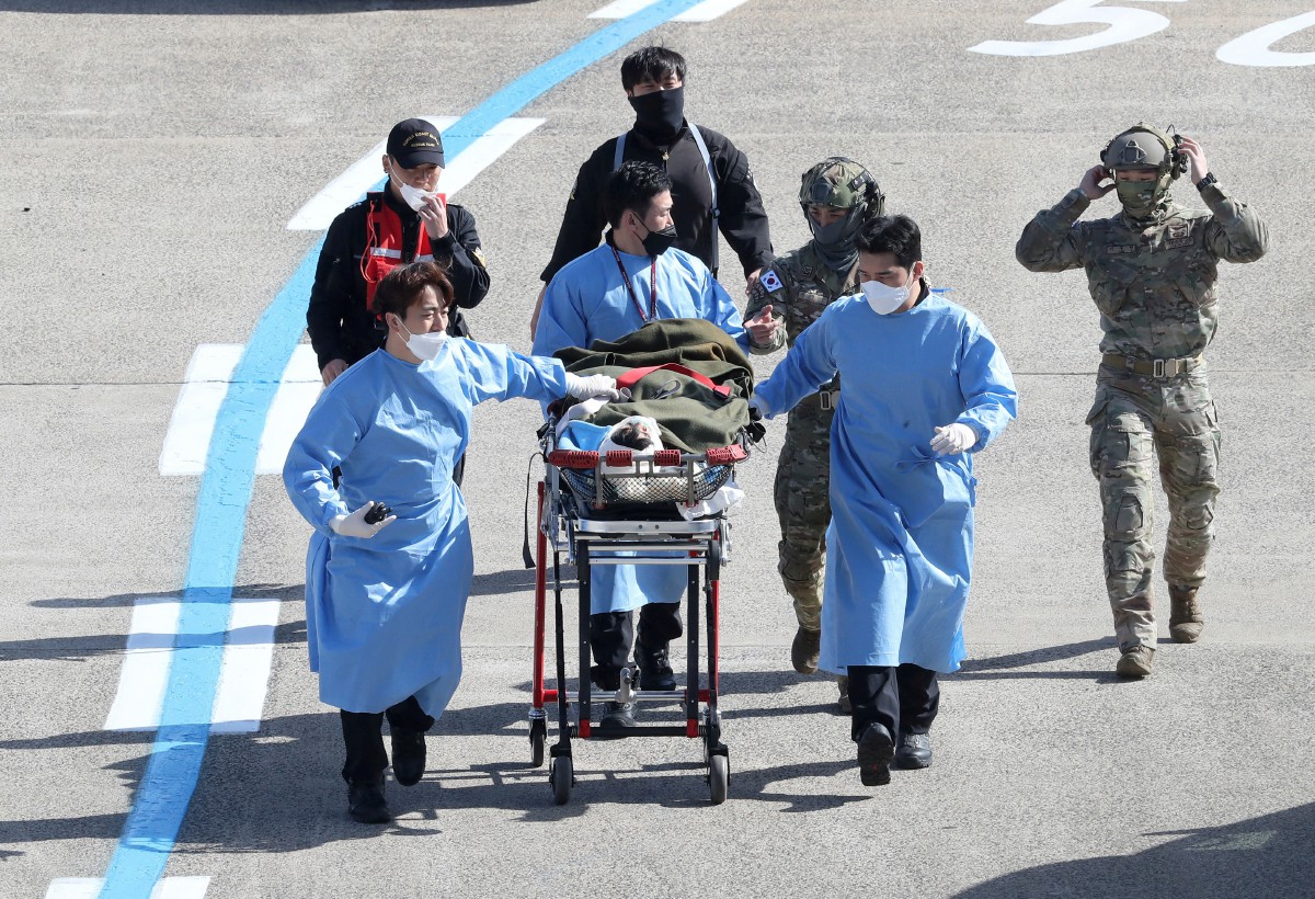 PENUMPANG yang terselamat selepas helikopter milik Pengawal Keselamatan terhempas di Korea Selatan. FOTO Reuters