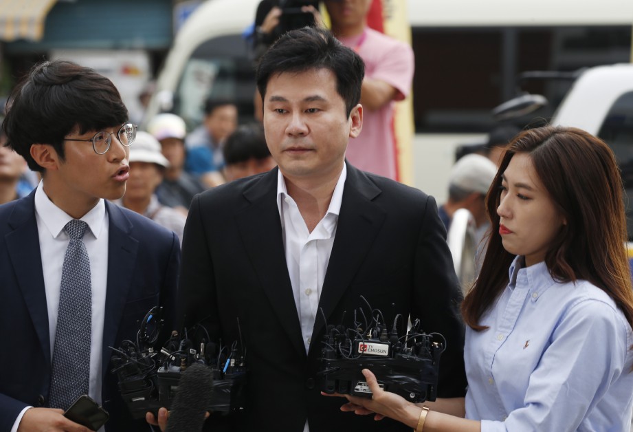 YANG Hyun-suk (tengah) menafikan tuduhan terbabit dalam skandal seks dan dadah dengan beberapa artis syarikat itu. FOTO EPA
