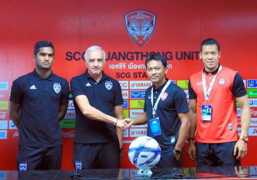 MARIO Gomez  (dua kiri) bersalaman bersama ketua jurulatih Muangthong United FC, Totchtawan Sripan (dua kanan) sambil diperhatikan oleh Hariss Harun (kiri) dan  Kawin Thamsatchanan selepas sidang media pada 1 Februari. FOTO Johor Southern Tigers