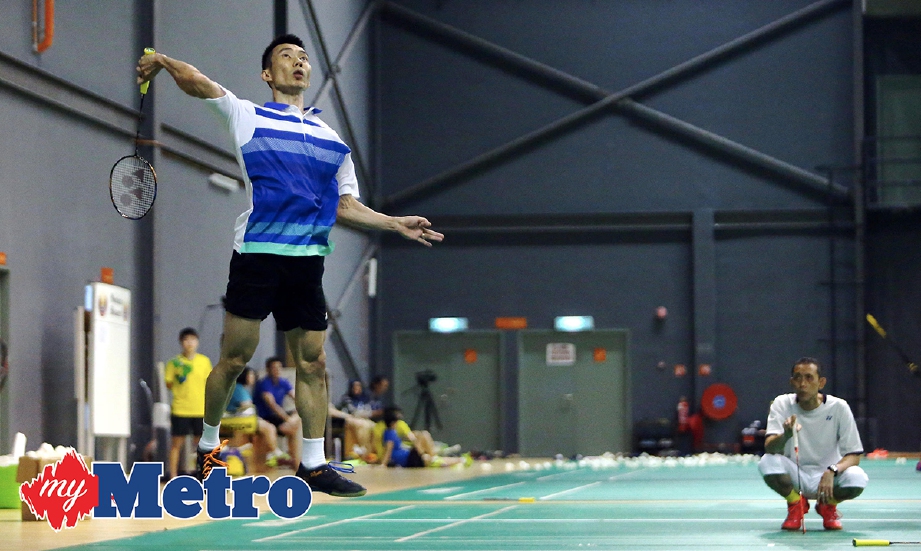 CHONG Wei (kiri) dipantau jurulatih perseorangan badminton negara Misbun di Akademi Badminton Negara Bukit Kiara. -Foto fail