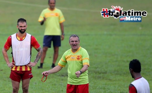 MEHMET Durakovic bersama pemain Guilherme de Paula (kiri) ketika latihan pada Disember 2014. FOTO fail NSTP Osman Adnan 