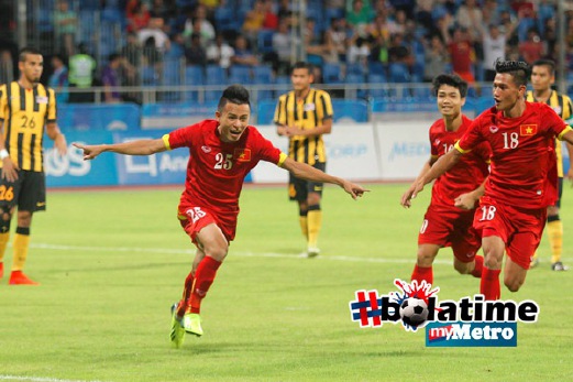 PEMAIN Vietnam, Huy Toan Vo (dua kiri), maraikan jaringan gol ketiga. FOTO Mohamad Shahril Badri Saali