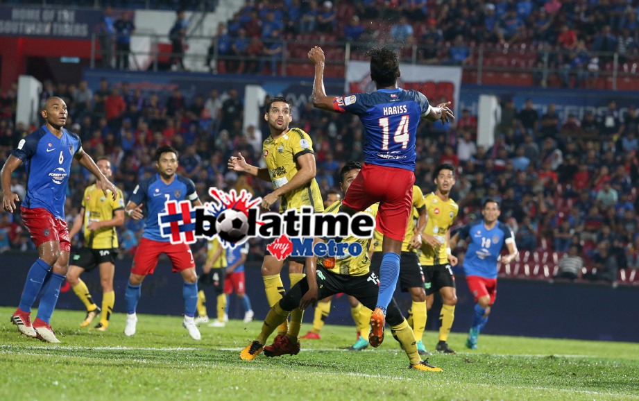 PEMAIN JDT bersaing bola udara dengan pemain lawan pada aksi Liga Super di Stadium Tan Sri Dato Haji Hassan Yunos Larkin Johor Bahru. FOTO Mohd Azren Jamaludin