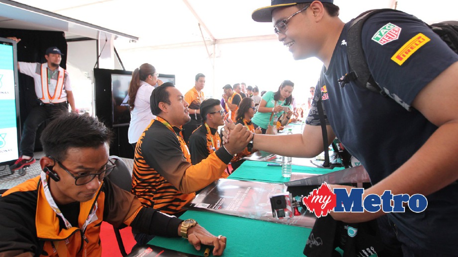 PENGUNJUNG mengambil peluang untuk beramah mesra bersama Atlet Olimpik dan Paralimpik di perlumbaan Formula 1 Petronas Malaysia Grand Prix 2016. FOTO Mohad Shahril Badri Saali