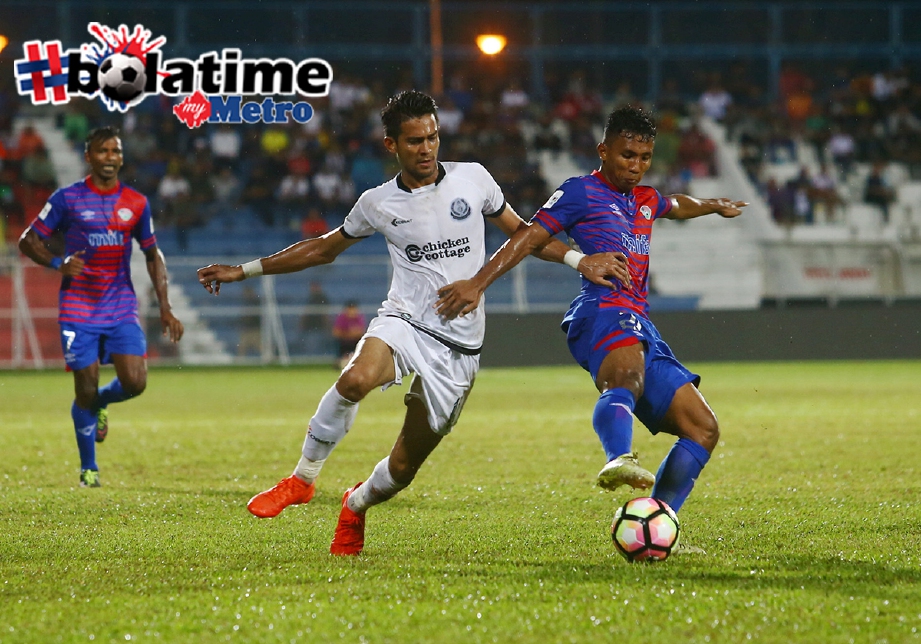 ABDUL Latiff (tengah) kekal dengan Terengganu untuk saingan Liga Super 2018. -Foto fail