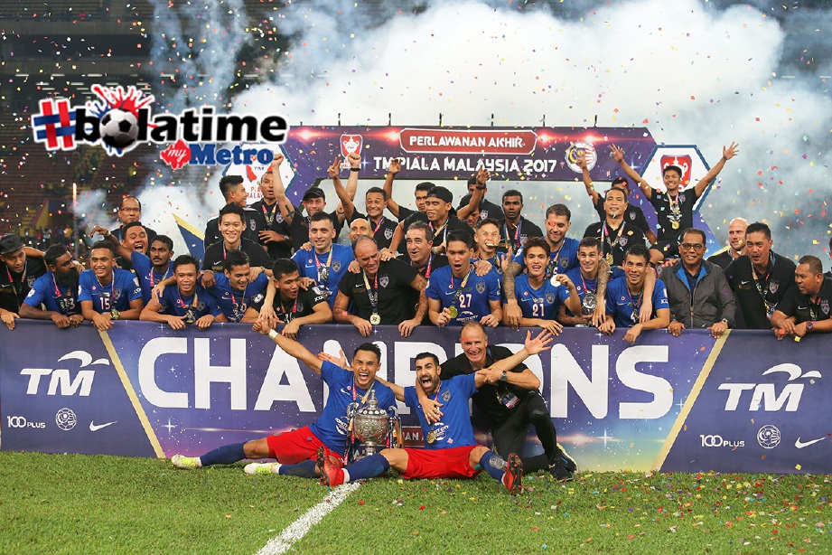 Johor DT julang Piala Malaysia di Stadium Shah Alam. -Foto AZIAH AZMEE