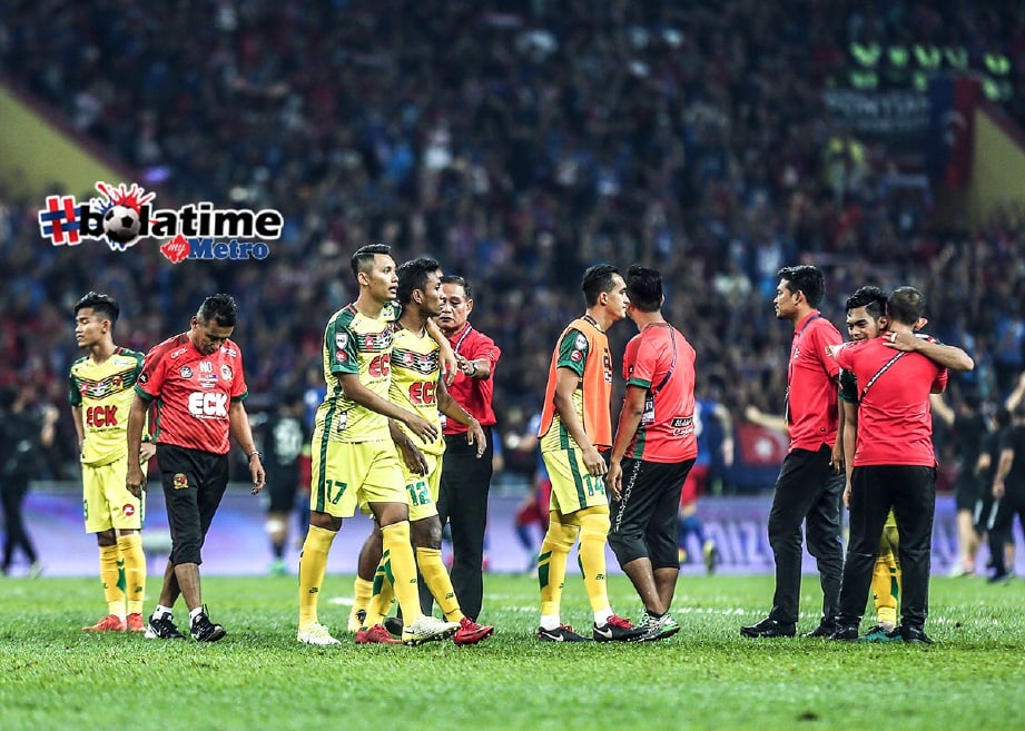 PEMAIN Kedah kecewa selepas tumpas kepada Johor DT  0-2 dalam perlawanan akhir Piala Malaysia 2017 di Stadium Shah Alam.  -Foto OSMAN ADNAN