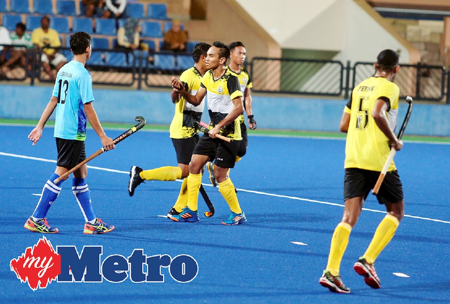 PEMAIN Perak, Muhammad Haziq Samsul (tiga dari kiri) meraikan kejayaan selepas menjaringkan gol kedua dalam Kejohanan Hoki Piala Tun Abdul Razak di Stadium Azlan Shah, Ipoh. -Foto MUHAIZAN YAHYA