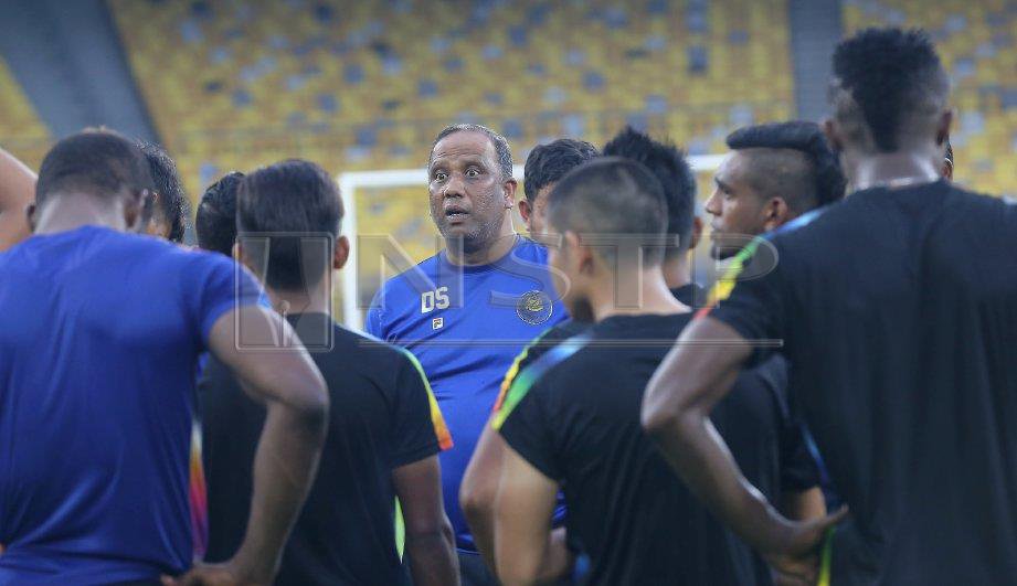 Ketua jurulatih Pahang, Dollah Salleh (tengah) memberi kata kata semangat kepada pemainnya.
