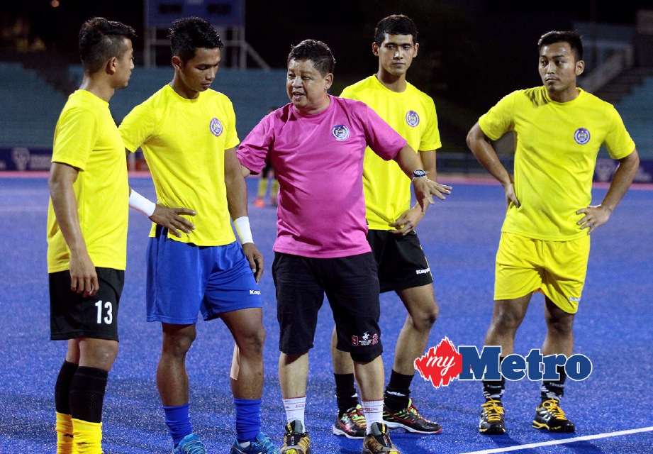 STEPHEN (tengah) bersama pemain menjalani latihan di Stadium Tun Razak, 6 Jun lalu. FOTO arkib NSTP