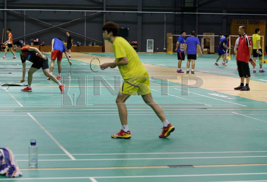 MISBUN Sidek ketika sesi latihan skuad badminton di Bukit Kiara, 8 Disember lalu. FOTO Zunnur Al Shafiq