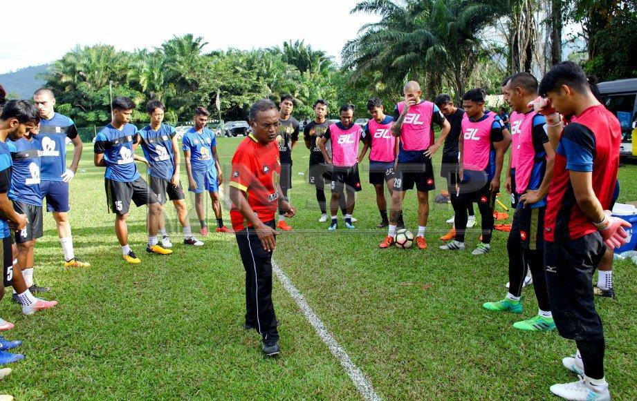 KETUA Jurulatih Negeri Sembilan, Mohd Zan Mat Aris bersama pemain Negeri Sembilan ketika sesi latihan ringan di Padang Labu, Seremban. FOTO Adzlan Sidek