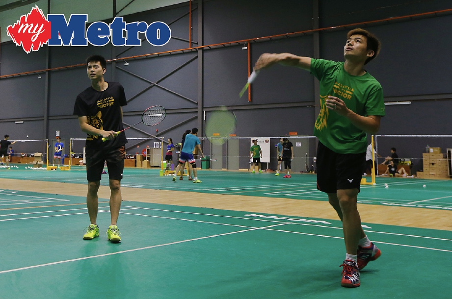 WEE Kiong (kanan) bersama Yew Sin ketika sesi latihan di Akademi Badminton Negara Bukit Kiara. -Foto fail