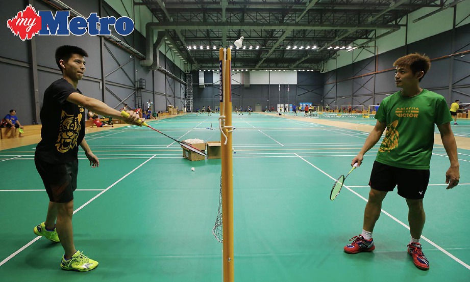 WEE Kiong (kanan)  bersama Yew Sin ketika sesi latihan di  Akademi Badminton Negara Bukit Kiara. -Foto fail 
