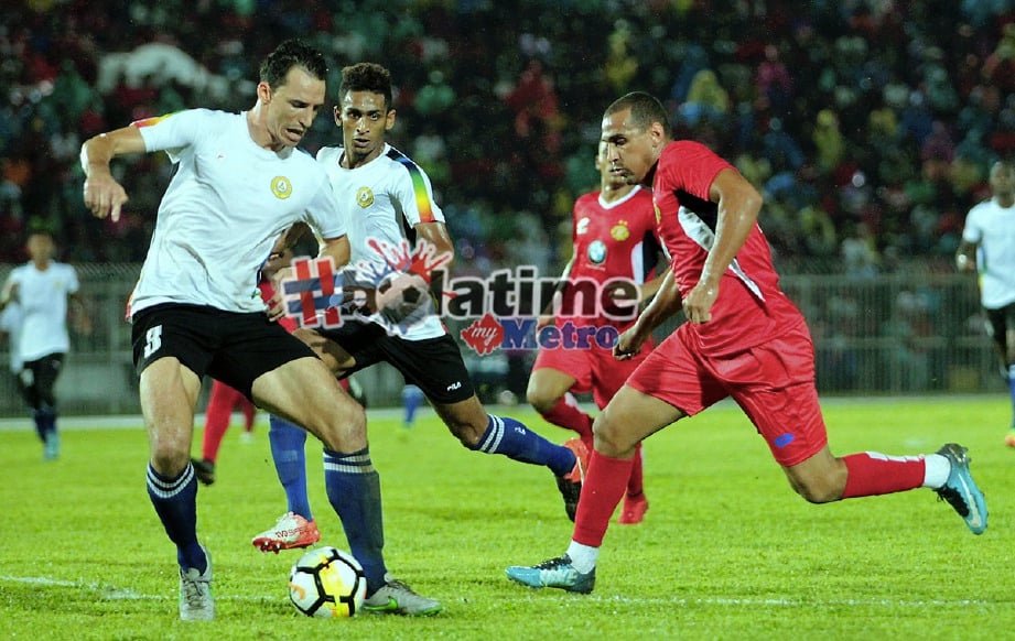 PEMAIN Kelantan, Bruno Lopes (kanan) dikawal ketat oleh pemain pertahanan PKNP FC, Lubren (kiri) dalam perlawanan persahabatan di Stadium Sultan Muhammad IV (SSMIV).  -Foto SYAMSI SUHAIMI