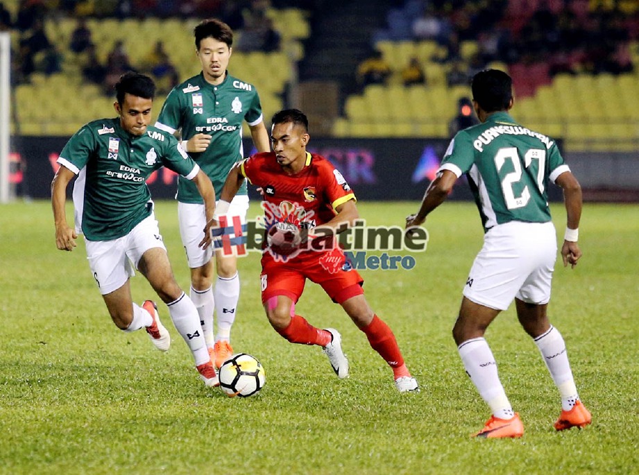 PEMAIN Negeri Sembilan, Mohd Khairul Izuan Rosli (dua dari kanan) dihalang tiga pemain Melaka United dalam saingan Liga Super Malaysia 2018 di Stadium Hang Jebat. -Foto RASUL AZLI SAMAD