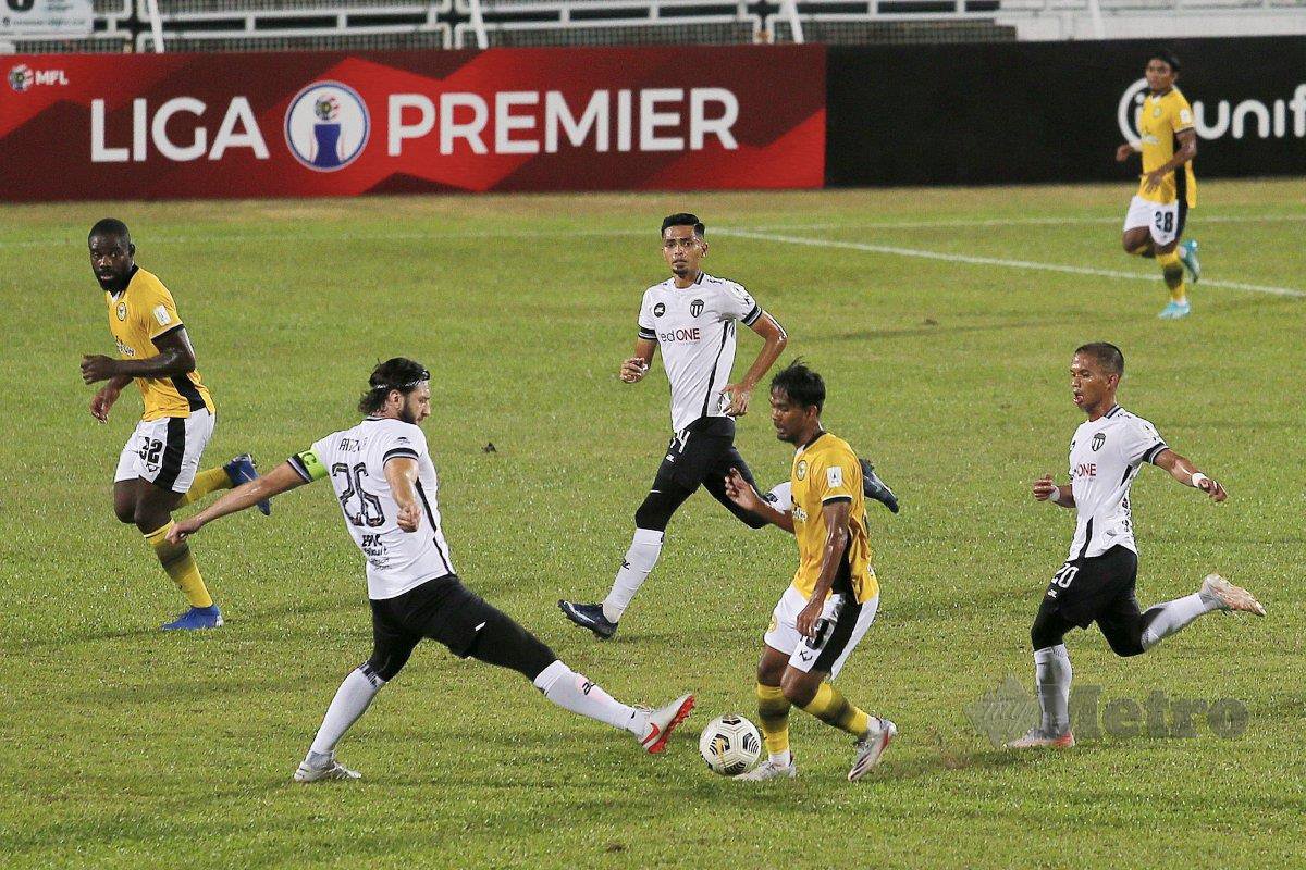 Pemain TFC II diasak pemain Perak FC II, Khairul Syafiq (dua kanan) pada perlawanan Liga Perdana. FOTO NSTP