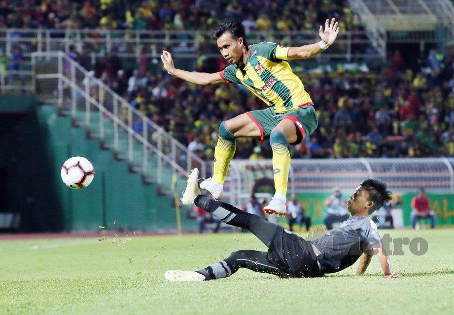 BADDROL Bakhtiar( kiri) mengawal bola daripada direbut pemain Terengganu FC, Khairul Anwar Shahrudin pada aksi Liga Super di Stadium Darul Aman. FOTO Amran Hamid 