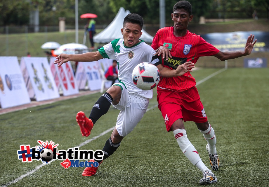 PEMAIN Malaysia Cougar, Alias Alan (kiri) cuba melepasi pemain Bangladesh, Atif Khan pada perlawanan peringkat kumpulan. FOTO Osman Adnan