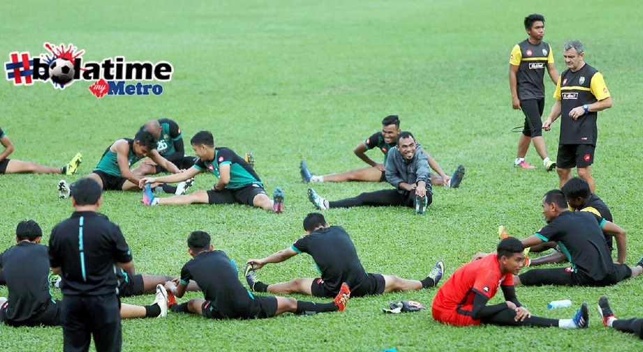 DURAKOVIC (berdiri kanan) ketika mengendalikan sesi latihan pasukan Perak di Stadium Perak, Ipoh. -Foto MUHAIZAN YAHYA
