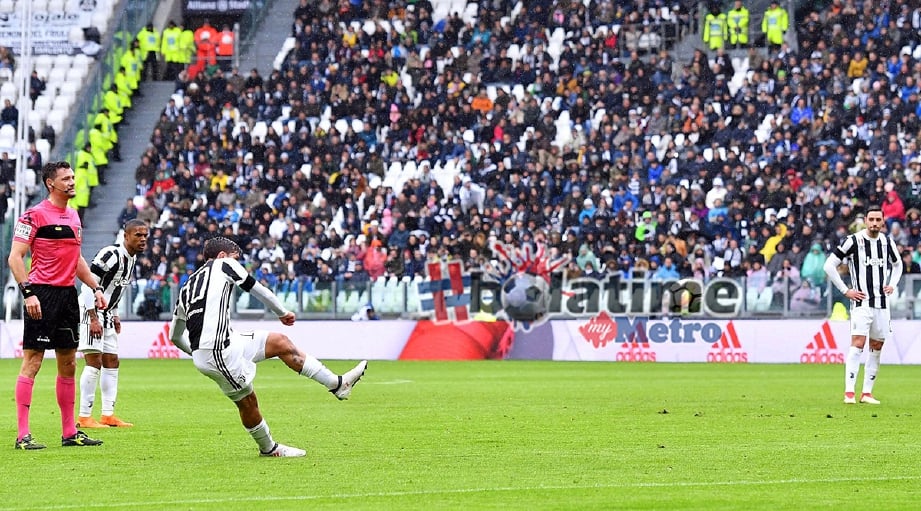 Dybala (dua dari kiri) jaring gol pertama untuk Juve. -Foto EPA