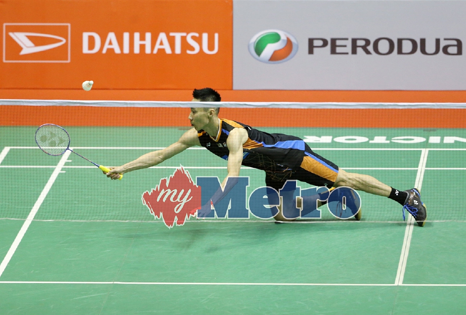 CHONG Wei ketika beraksi menentang pemain Jepun, Nishimoto pada pusingan pertama Perodua Malaysia Masters 2018 di Axiata Arena Bukit Jalil. -Foto EIZAIRI SHAMSUDIN